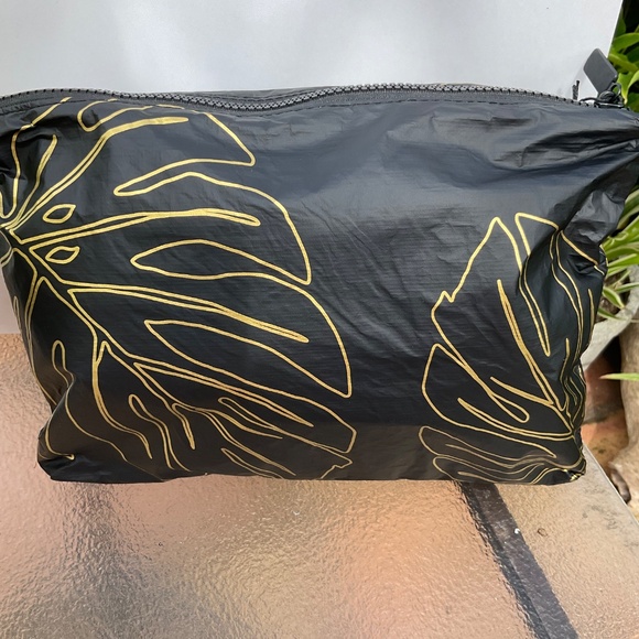 ALOHA COLLECTION Large Black & Gold Pouch NWT - Picture 4 of 5